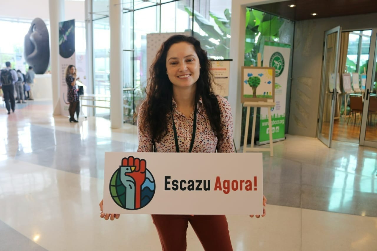 Na imagem podemos ver Joara segurando uma placa com a frase: "Escazú Agora!"